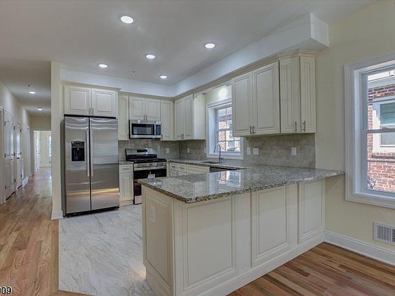 4th image of 59 Sunset Ave