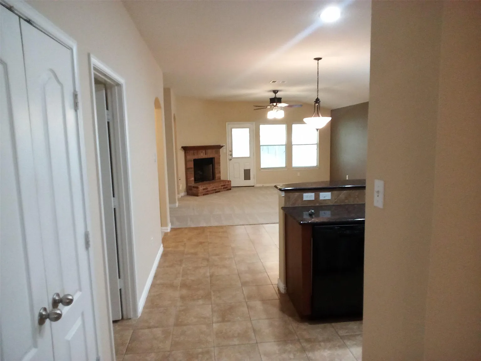 3 bed, 2.0 bath, 1919 sqft, $2,000 — Photo 2
