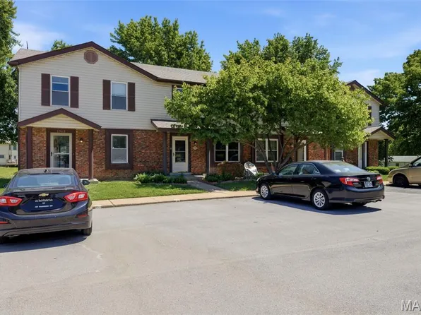1361 Summergate Pkwy, Saint Charles, MO 63303