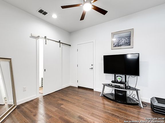 4th image of 811 E Elmira St #10