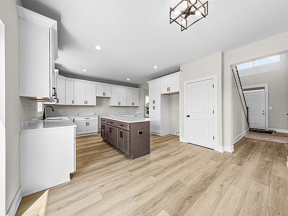 4th image of 933 Covey Ln