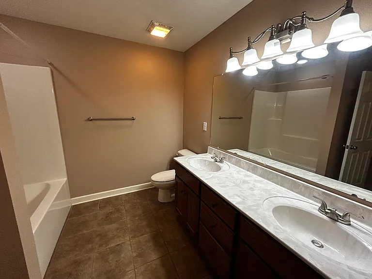 901 Greenwood Dr — Photo 5