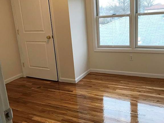 5th image of 419 Medina St