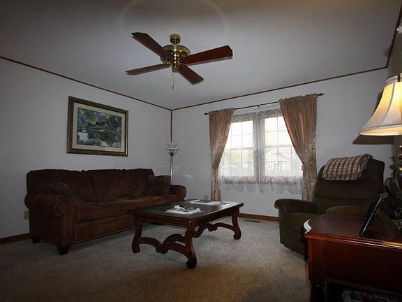 3rd image of 905 Windsor Dr