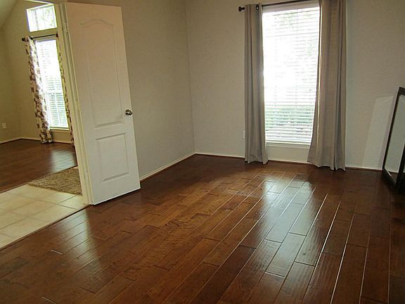 5th image of 1810 Castle Oaks Dr