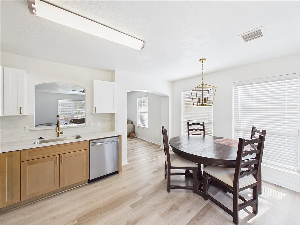 4 bed, 1555 sqft, $2,350 — Photo 4