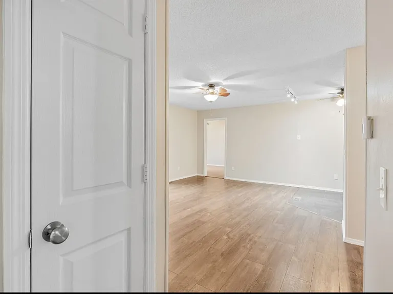 2420 Breezy Point Ln — Photo 13