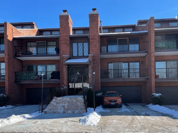 2 Cinnamon Creek Dr #2-S, Palos Hills, IL 60465