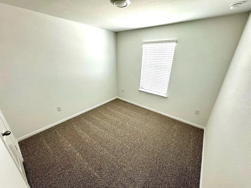 3 bed, 2.0 bath, 1657 sqft, $2,090 — Photo 3