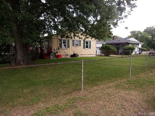 3 bed, 1.0 bath, 972 sqft, $1,650 — Photo 2