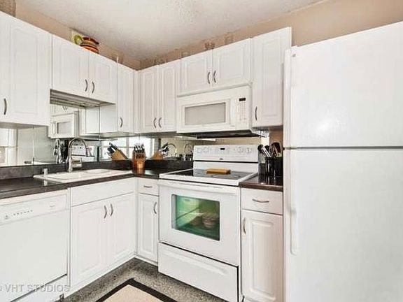 2nd image of 1212 N La Salle St #2306