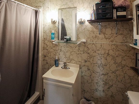 4th image of 415 Fremont Rd