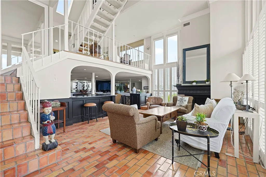 2 bed, 2120 sqft, $8,900 — Photo 2