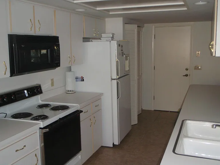 2301 Dorchester Ct — Photo 5