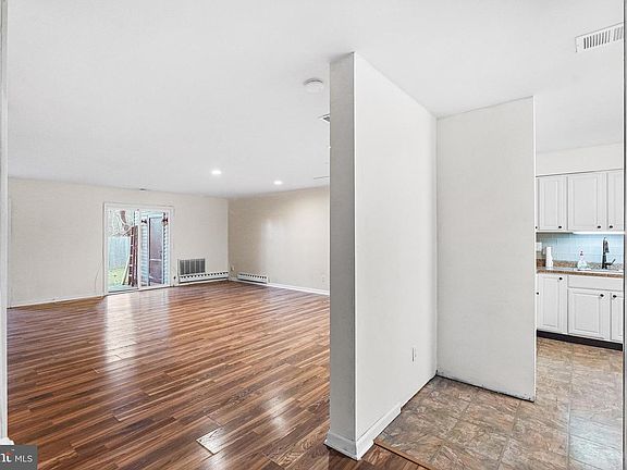 5th image of 302 Bromley Est