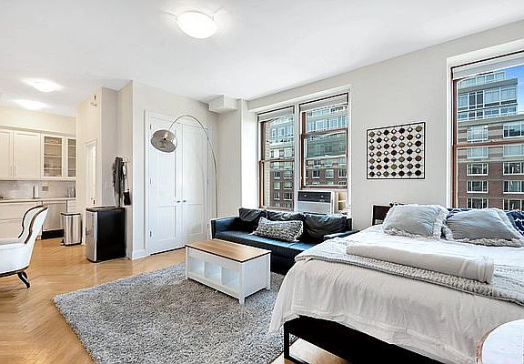 2nd image of 225 W 86th St APT 815a
