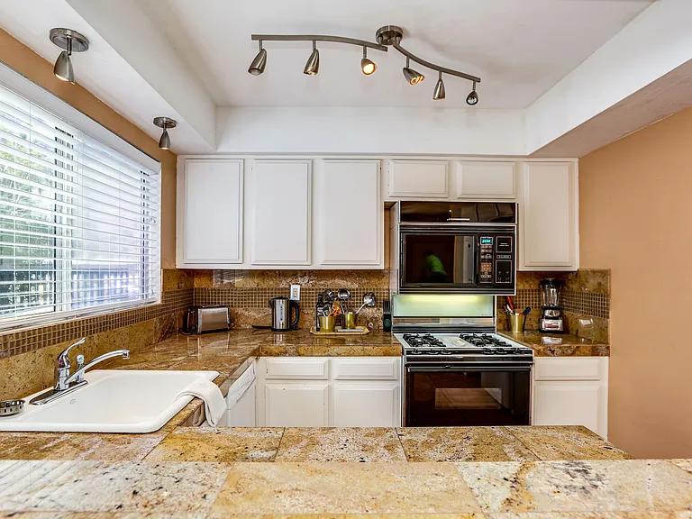 1434 S Camino Real — Photo 10