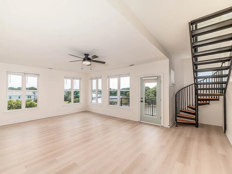 2221 Pretty Lake Ave — Photo 7