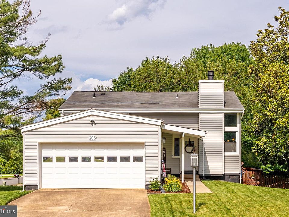 1st image of 205 Magnolia Ct