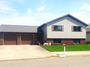 106 W 8th St, Pierre, SD 57501