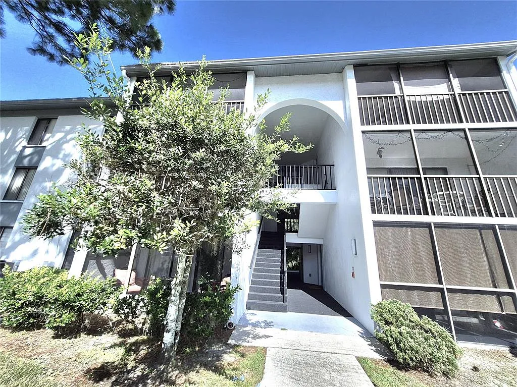 2 bed, 2.0 bath, 979 sqft, $1,695 — Photo 3