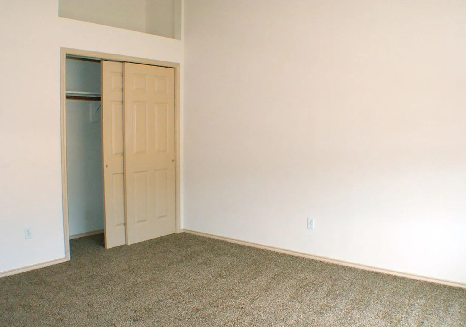 For Lease!! Great Location! — Photo 4