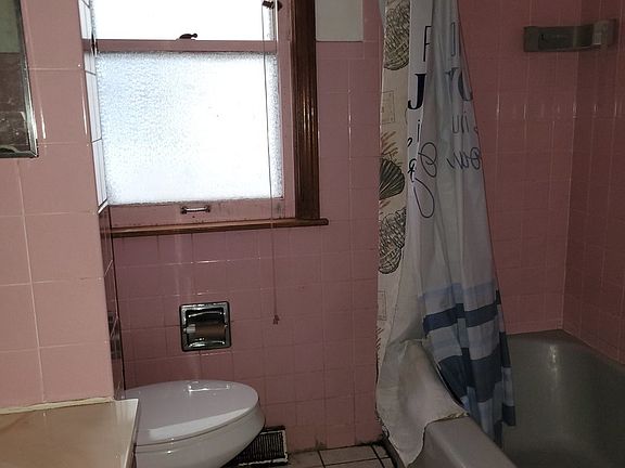 2nd image of 921 Oak St