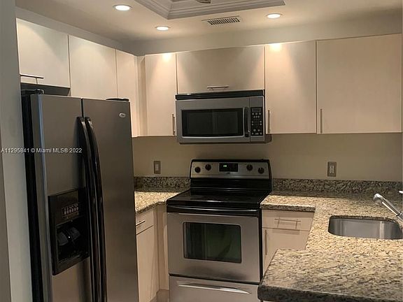 2nd image of 2107 SE 10th Ave APT 828