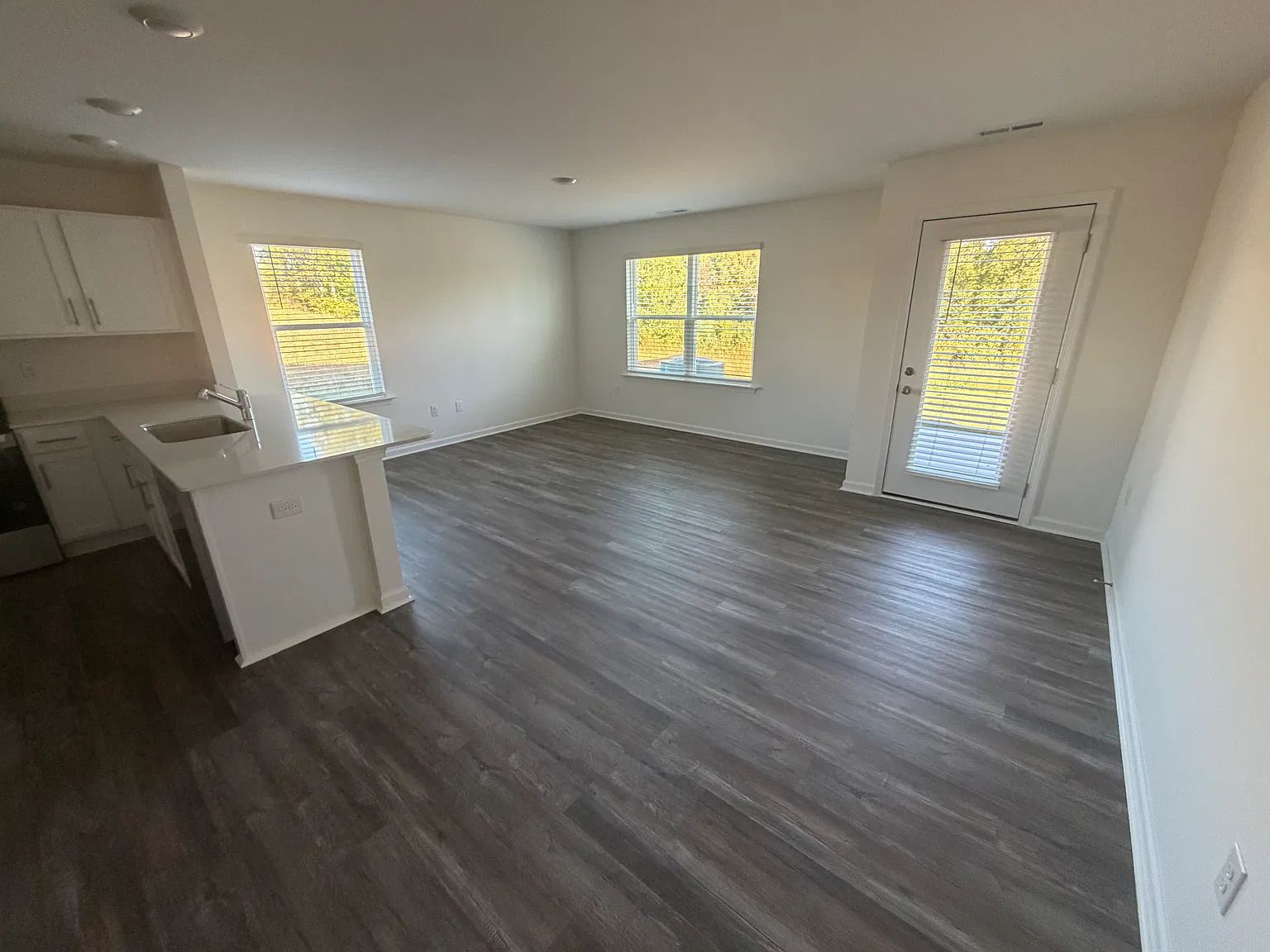 3 bed, 2.5 bath, 1418 sqft, $1,800 — Photo 3