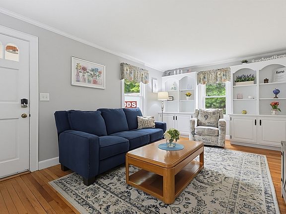 4th image of 24 Oak St