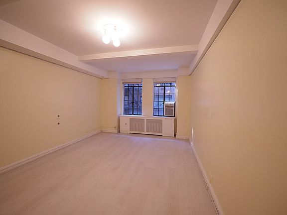 4th image of 320 E 42nd St APT 211