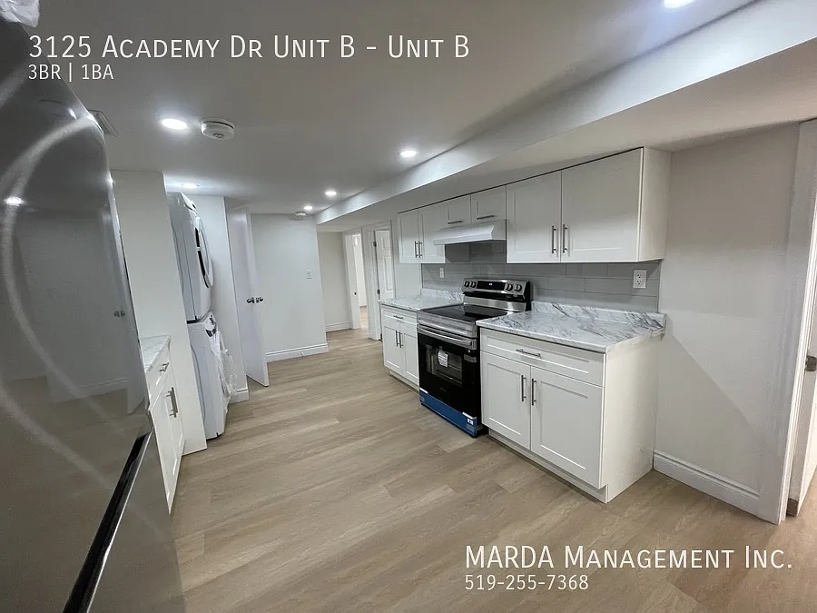 Renovated 3 Bed/1 Bath Lower Unit + Hydro, 40% Gas & 40% Water! — Photo 1