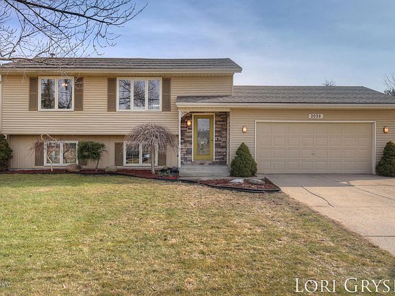 2nd image of 2038 Oak Hollow Dr