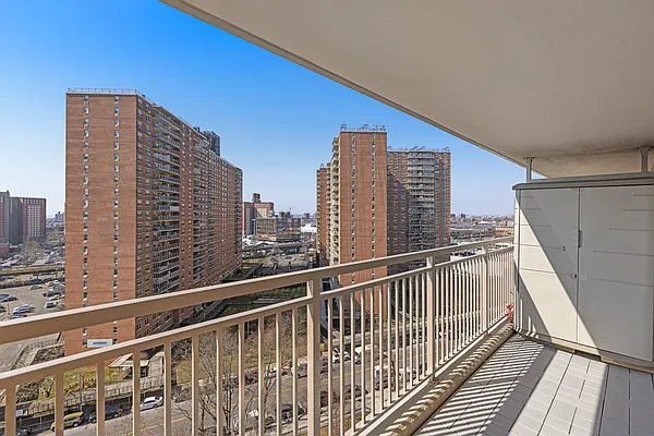 Sold by Thomas Lipovetsky, LREB | media 14