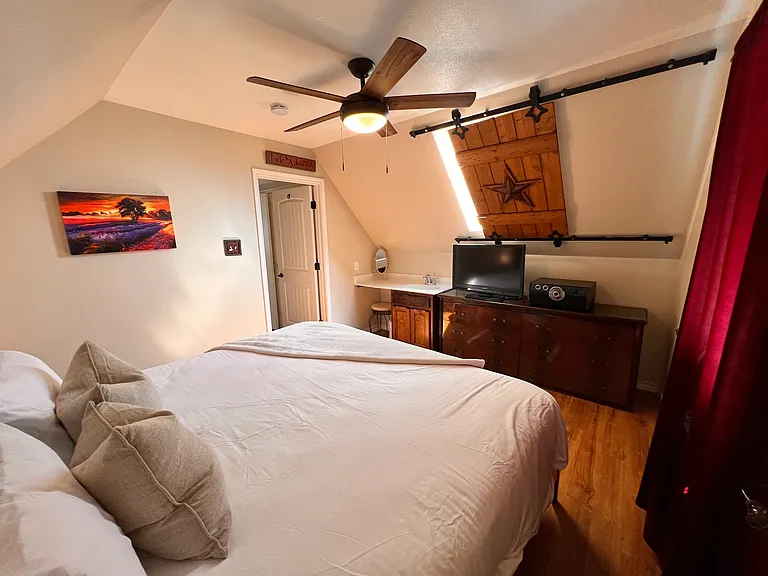 Upstairs Master Bedroom - King Size Bed