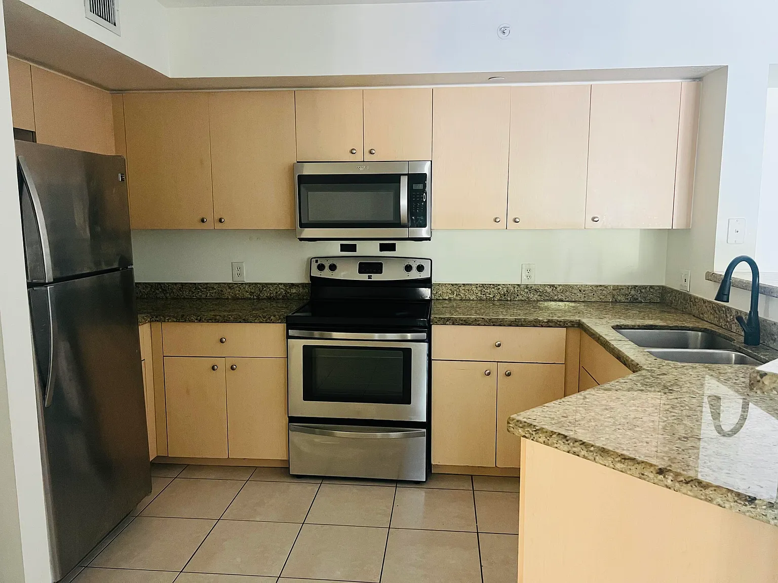 3 bed, 2.0 bath, 1300 sqft, $2,200 — Photo 4
