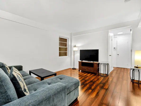 321 East 45th Street 8H image 3 of 5