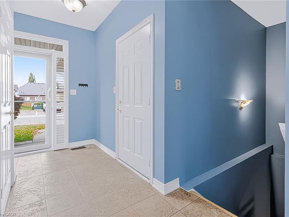 5th image of 11 Greentrail Dr