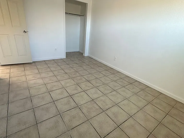 Spacious 2 Bedroom Apartment with Private Backyard — Photo 8