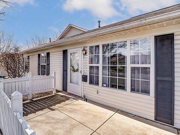 3rd image of 1323 Hillview Cir E