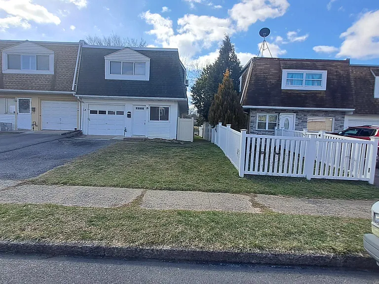 740 E Green St — Photo 5