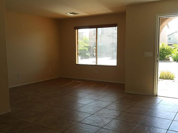 2nd image of 2717 N Hawthorn Dr