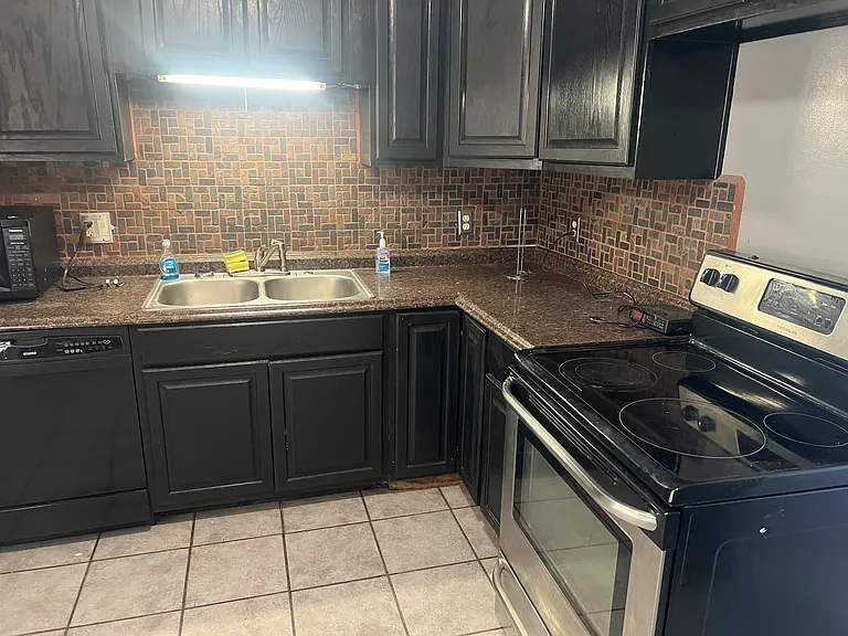 1919 W Mitchell Dr — Photo 3