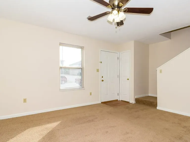 429 Garden City Dr — Photo 3
