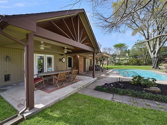 3rd image of 2711 N Saddlebrook Lane