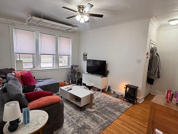 3rd image of 611 W Arlington Pl APT Gs