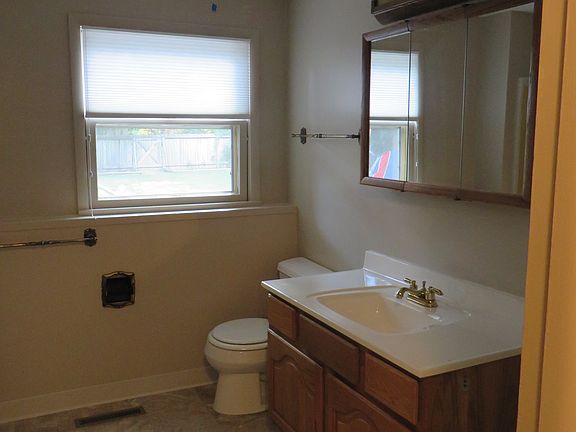 2nd image of 2220 Lyndale Ln
