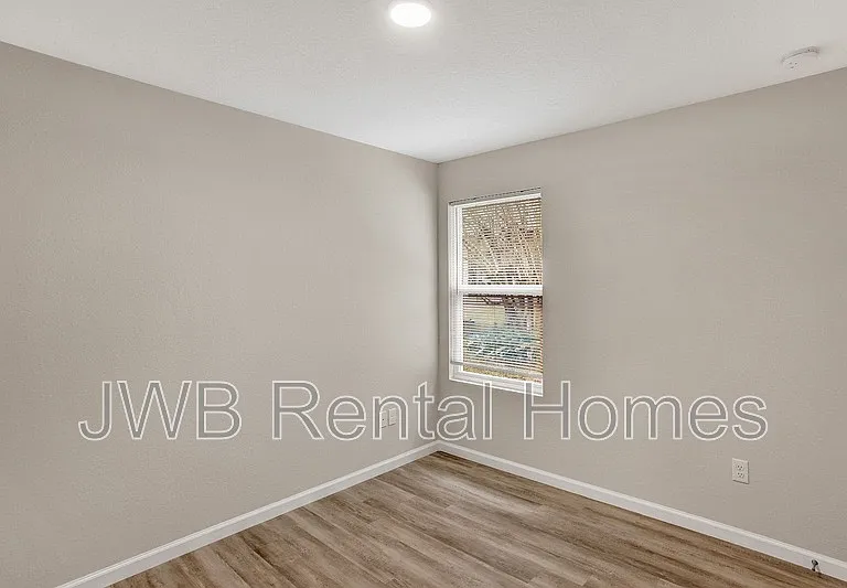 8008 W Railroad Ave — Photo 7