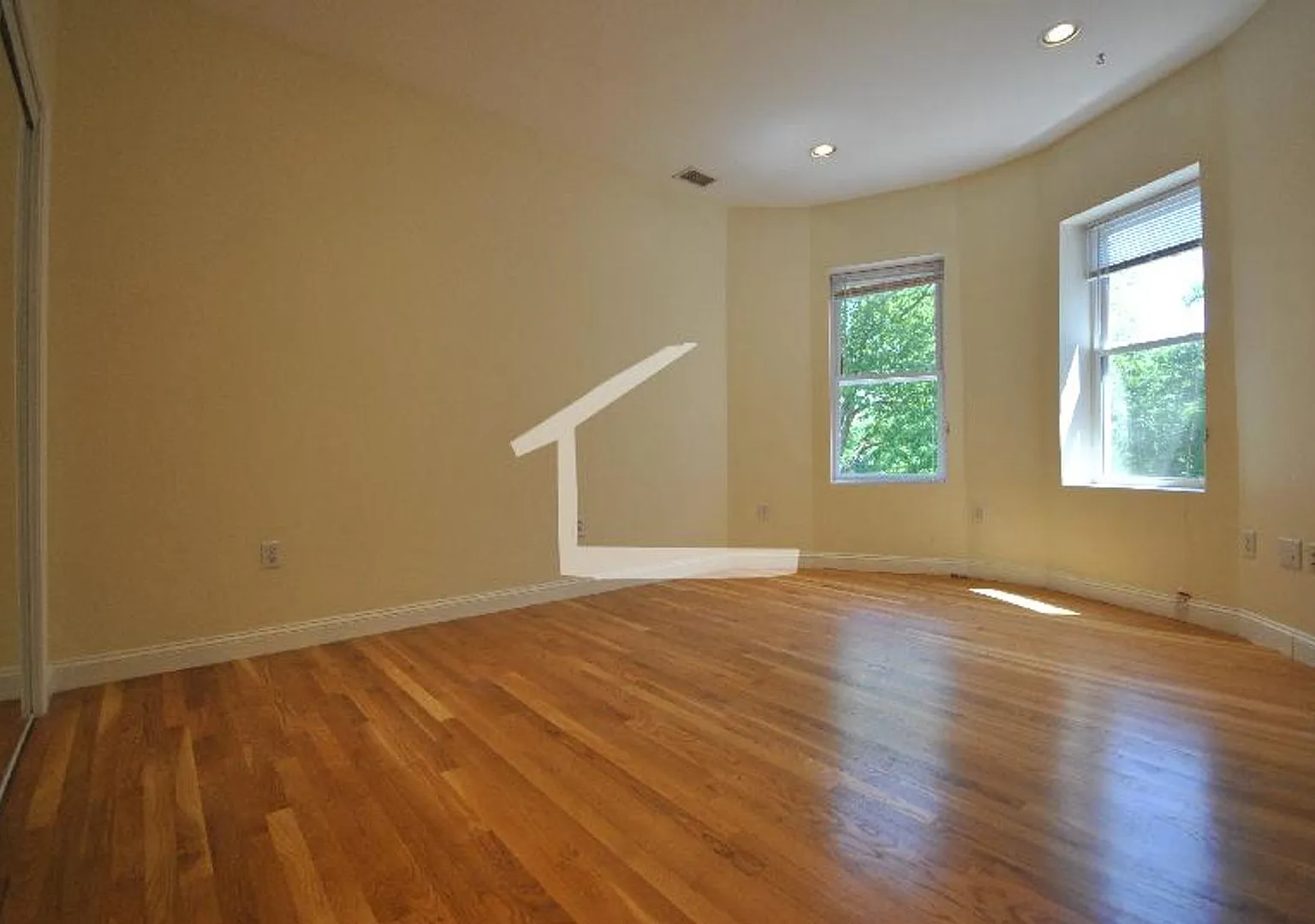 Charming 3 Bedroom -No Broker Fees — Photo 3