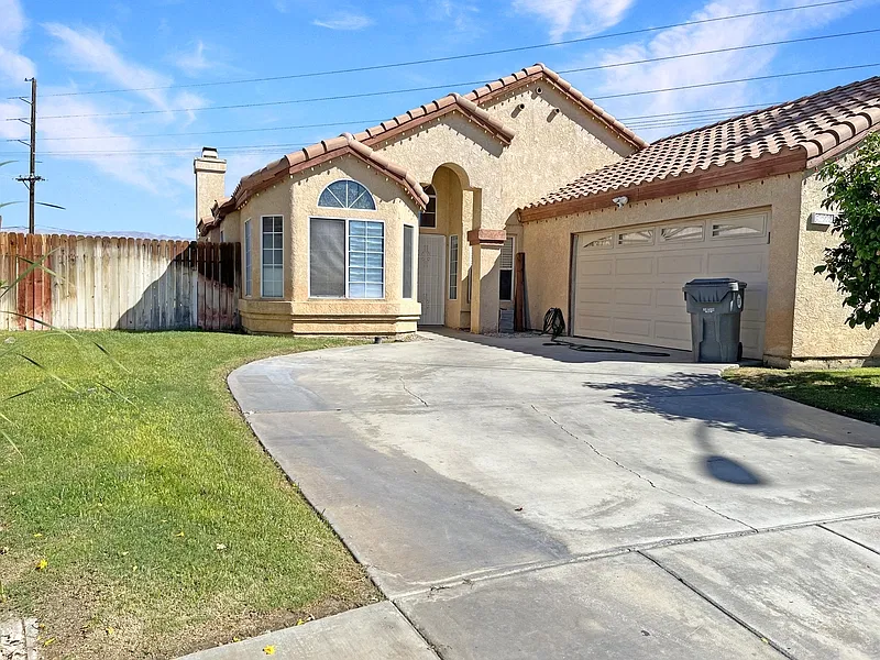 3 bed, 2.0 bath, 1385 sqft, $2,700 — Photo 2